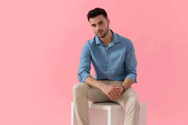 Sexy Hombre Negocios Vistiendo Camisa Azul Sentado Cubo Con Las — Foto de Stock