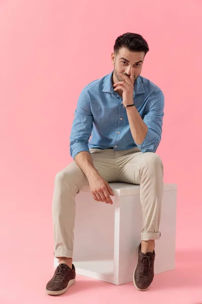 Guapo Hombre Negocios Vistiendo Camisa Azul Sentado Cubo Escondiendo Sonrisa —  Fotos de Stock