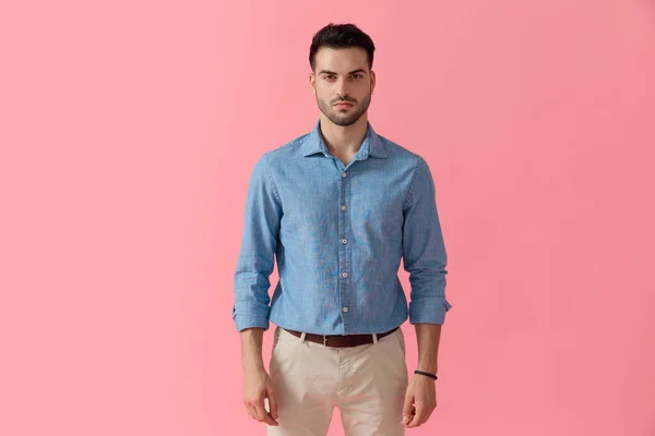 Retrato Atractivo Hombre Negocios Con Camisa Azul Pie Posando Serio — Foto de Stock