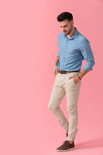 Homem Negócios Bonito Vestindo Camisa Azul Com Mãos Bolso Olhando — Fotografia de Stock