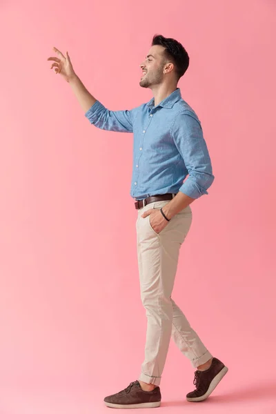 Boční Pohled Atraktivní Podnikatel Modré Košili Chůze Jednou Rukou Kapse — Stock fotografie