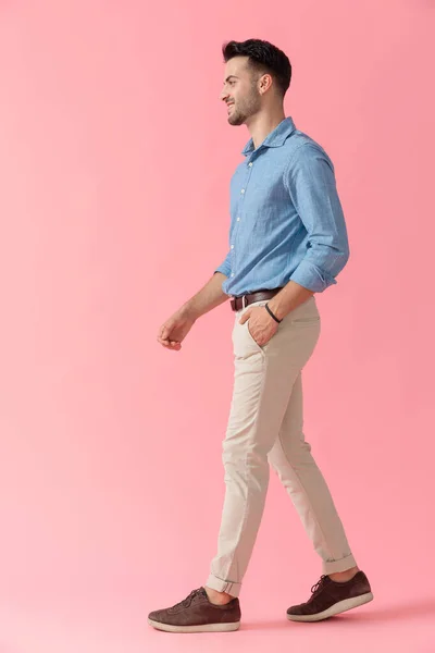 Widok Boku Młody Biznesmen Niebieskiej Koszuli Chodzenie Ręką Kieszeni Patrząc — Zdjęcie stockowe