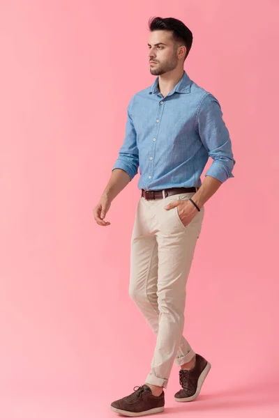 Boczny Widok Seksownego Biznesmena Noszącego Niebieską Koszulę Chodzącego Ręką Kieszeni — Zdjęcie stockowe