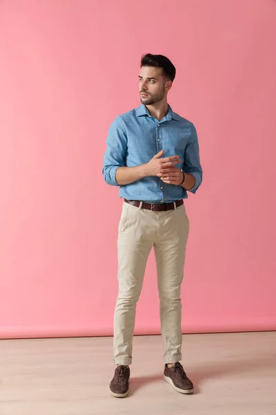 Homme Affaires Sexy Portant Chemise Bleue Debout Tenant Main Tout — Photo