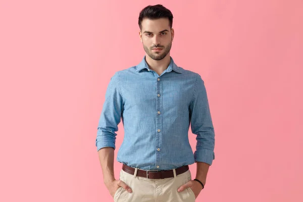 Homem Negócios Bonito Vestindo Camisa Azul Com Mãos Bolso Olhando — Fotografia de Stock