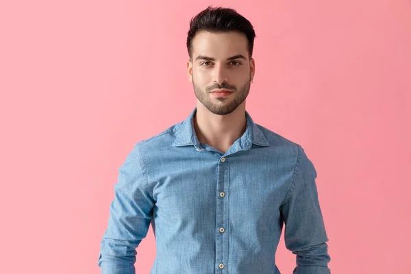 Atractivo Hombre Negocios Vistiendo Camisa Azul Pie Mirando Cámara Feliz — Foto de Stock