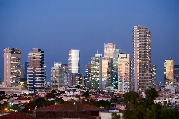 Los Edificios Del Centro Reflejan Luz Del Sol Bulliciosa Ciudad — Foto de Stock