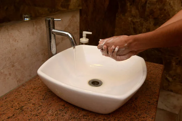 Niño Lava Las Manos Lavabo Con Jabón Agua Corriente Lavarse — Foto de Stock