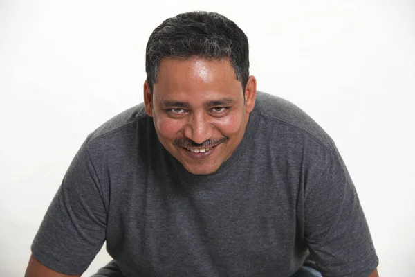 Uomo Indiano Sorridente Uno Studio Sullo Sfondo Bianco Guardando Alto — Foto Stock