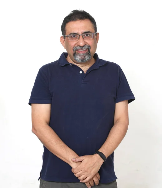 Ein Indischer Mann Mit Brille Einem Studio Vor Weißem Hintergrund — Stockfoto