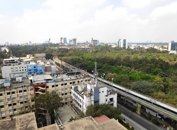 Hindistan 'ın bilişim merkezi Bangalore şehir merkezi parlak bulutlu bir günde