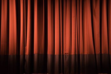 Kırmızı tiyatro perdesi