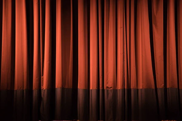 Kırmızı tiyatro perdesi