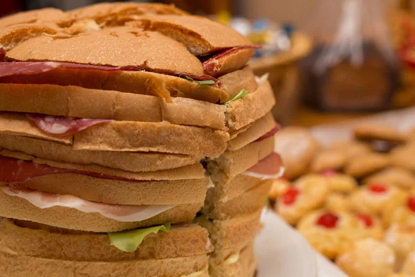 Fechar de sanduíche grande — Fotografia de Stock