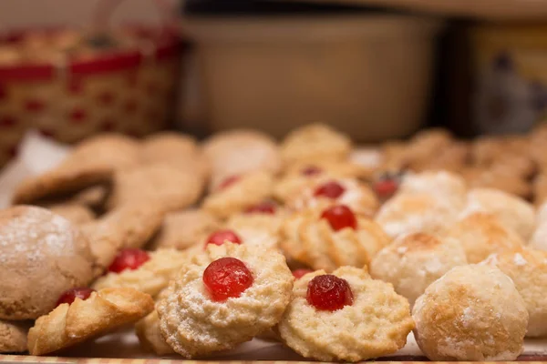 Primer plano de repostería con cereza — Foto de Stock