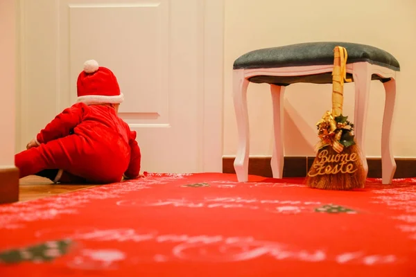 Natale bambino sul tappeto rosso — Foto Stock