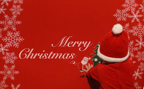 Noel çocuk kırmızı halı üzerinde