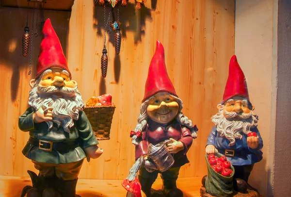 Kırmızı şapkalı üç cüceler