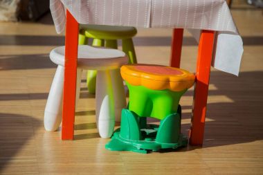 Anaokulu çocuk için renkli dışkı