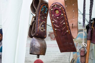 sığır çan renkli deri dekorasyon ile