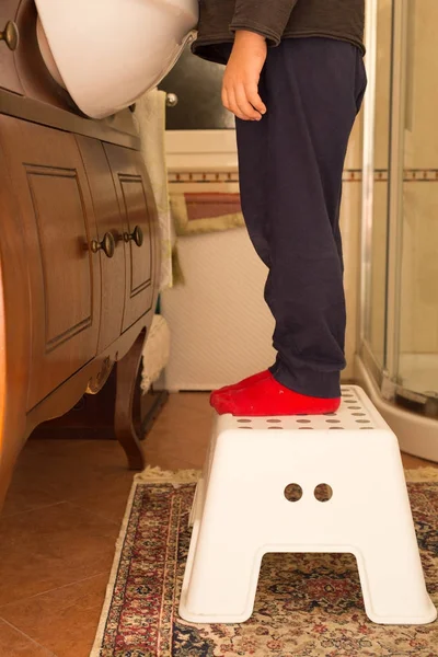 bakalım, Bebek banyo dışkı üzerinde kapatın