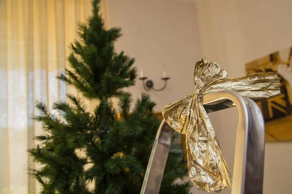 Noel yay ile Noel ağacı merdiveninde yukarı kapatın