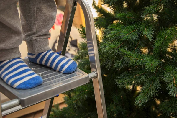 Bebe Ayak Noel ağacı yakınındaki merdiveninde yukarı kapatın