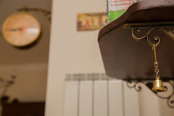 küçük altın renkli çan kadar kaybetmek