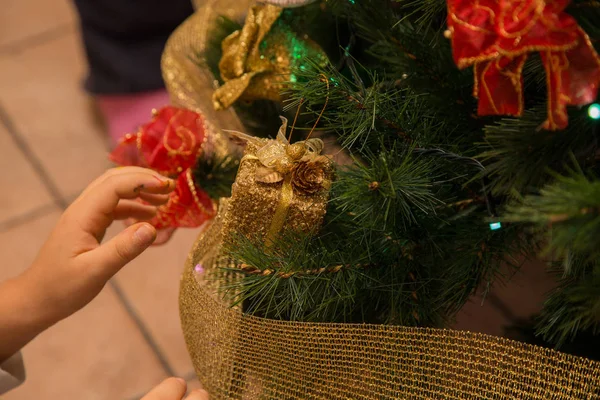 Noel dekorasyon asılı çocuk kadar kapatın