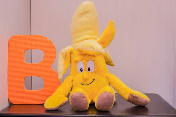 harf alfabe b muz kukla yakınındaki