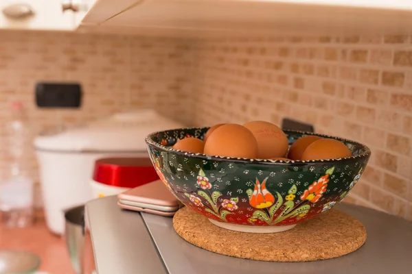 Mutfakta renkli kapsayıcı içinde fazla yumurta