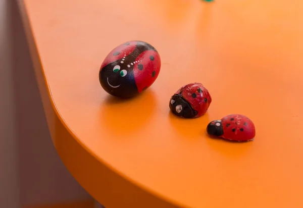 turuncu rafta üç sahte ladybugs