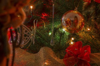 Noel baba figürü kırmızı cam küre sıcak ışık yansıması