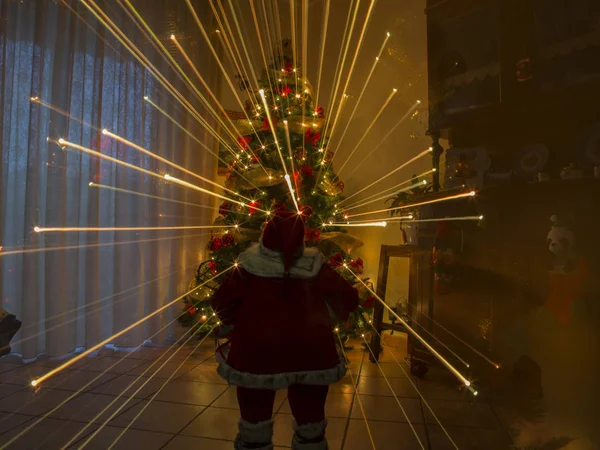 yılbaşı gecesini evde bebek Noel Baba ve etkisi sıcak ışıkları havai fişek Noel ağacı ile