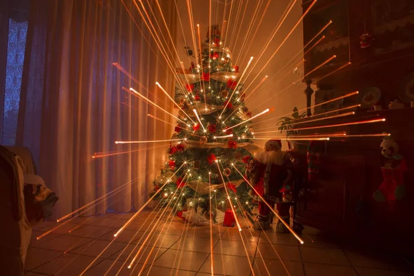 yılbaşı gecesini evde havai fişek etkisi ve sıcak ışıkları Noel ağacı ile