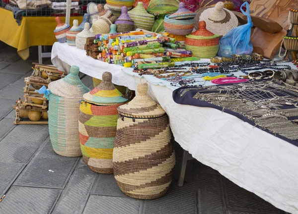 Bir semt pazarı çeşitli renkli dokuma sepetleri