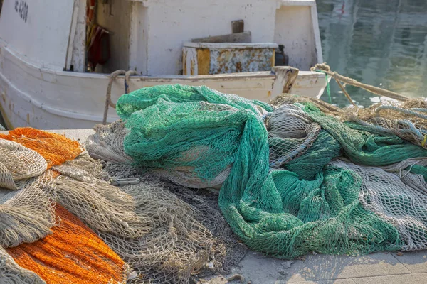 Balık ağlarına quay bir Harbor üzerinde kazıklı