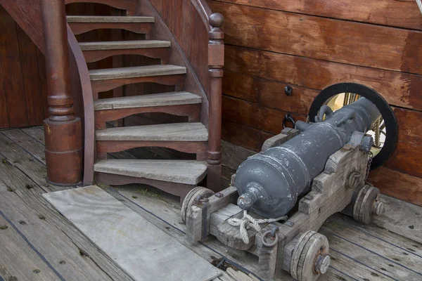 Gemide Cannon ve eski ahşap gemi