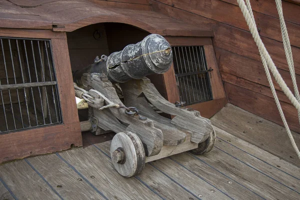 Eski bronz cannon bir ahşap güverte monte