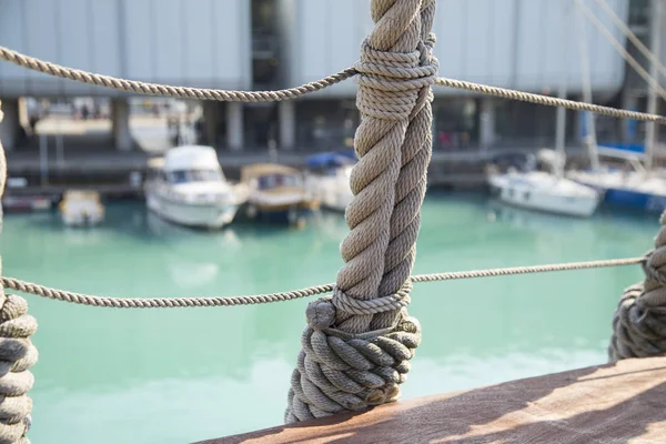 Halatlar ve deniz deniz mili arma bir eski bir gemi