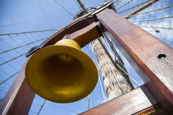 Pirinç gemi çan, ahşap çerçeve