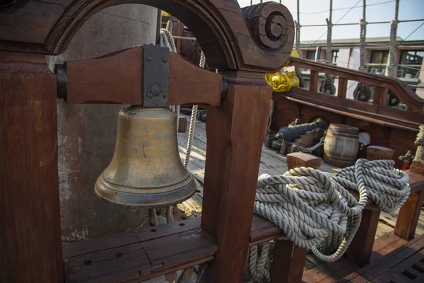 Pirinç gemi çan galleon Neptune asılı