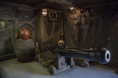 Eski cannon ve kafatasları emsallerine galleon üzerinde