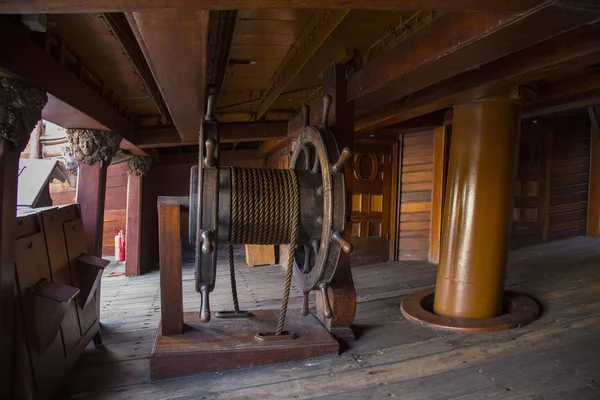 Büyük ahşap gemi tekerlek üzerinde bir Kalyon