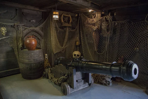 Eski cannon ve kafatasları emsallerine galleon üzerinde