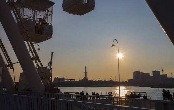 Cenova sahildeki bağlantı noktası üzerinden günbatımı