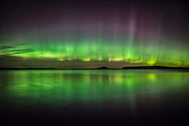 Sakin göl üzerinde Kuzey ışıkları