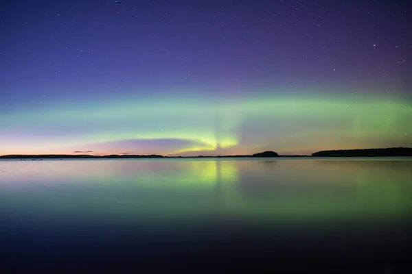 Luces boreales sobre lago tranquilo — Foto de Stock