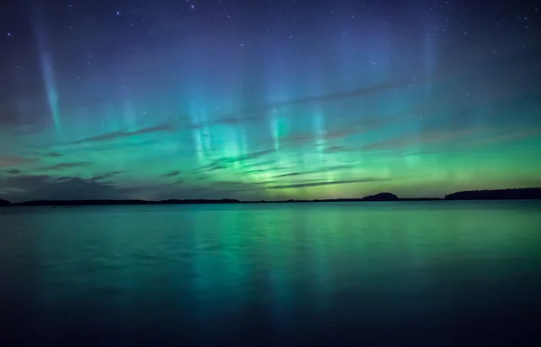 Luces boreales sobre lago tranquilo —  Fotos de Stock
