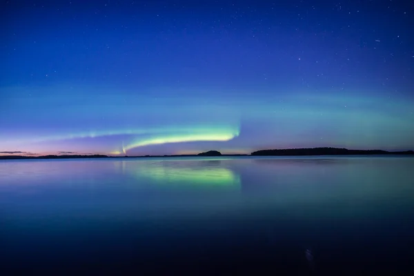 Luzes do norte sobre lago calmo — Fotografia de Stock